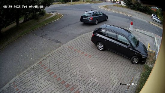 Záběr z bezpečnostní kamery ve dne - barevný obraz