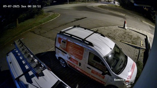 Záběr z bezpečnostní kamery v noci - barevné noční vidění ColorVu/Starlight